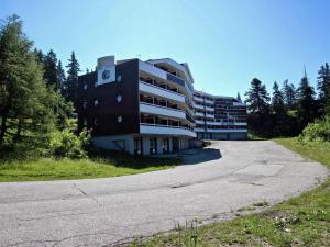 a large building on the side of a road at Studio Chamrousse, 1 pièce, 6 personnes - FR-1-340-208 in Chamrousse