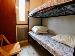 - un lit superposé avec 2 oreillers dans l'établissement Appartement Chamrousse, 3 pièces, 8 personnes - FR-1-340-46, à Chamrousse