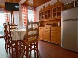 シャンルッスにあるAppartement Chamrousse, 3 pièces, 6 personnes - FR-1-340-48のキッチン(テーブル、椅子、冷蔵庫付)
