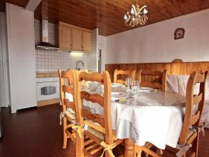 ห้องอาหารหรือที่รับประทานอาหารของ Appartement Chamrousse, 3 pièces, 6 personnes - FR-1-340-48