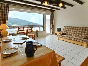 Appartement Chamrousse, 3 pièces, 6 personnes - FR-1-340-19にあるシーティングエリア