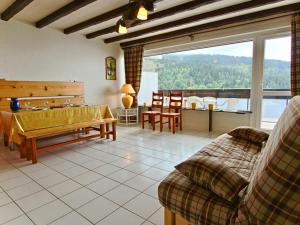 Appartement Chamrousse, 3 pièces, 6 personnes - FR-1-340-19にあるシーティングエリア