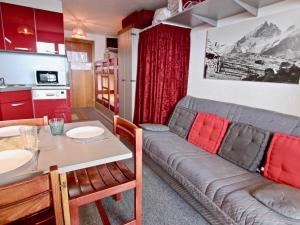 ein Wohnzimmer mit einem Sofa und einem Tisch in der Unterkunft Studio Chamrousse, 1 pièce, 4 personnes - FR-1-340-50 in Chamrousse