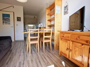 シャンルッスにあるAppartement Chamrousse, 2 pièces, 5 personnes - FR-1-340-82のキッチン、ダイニングルーム(テーブル、テレビ付)