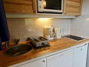 Appartement Chamrousse, 2 pièces, 5 personnes - FR-1-340-41にあるキッチンまたは簡易キッチン