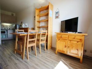 TV a/nebo společenská místnost v ubytování Appartement Chamrousse, 2 pièces, 5 personnes - FR-1-340-82