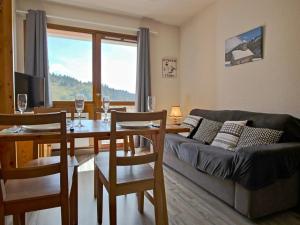 シャンルッスにあるAppartement Chamrousse, 2 pièces, 5 personnes - FR-1-340-82のリビングルーム(テーブル、ソファ付)