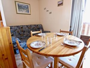 Studio Chamrousse, 1 pièce, 4 personnes - FR-1-340-23にあるレストランまたは飲食店