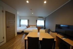 HOTEL R9 The Yard Ashikagafukutomi的电视和/或娱乐中心