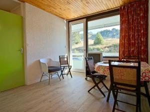 Appartement Chamrousse, 2 pièces, 4 personnes - FR-1-340-39にあるシーティングエリア