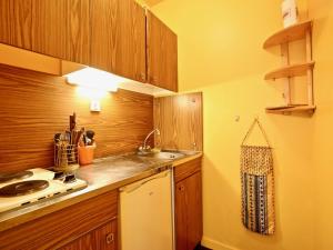 Кухня или мини-кухня в Appartement Chamrousse, 2 pièces, 4 personnes - FR-1-340-39
