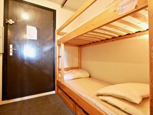 シャンルッスにあるStudio Chamrousse, 1 pièce, 6 personnes - FR-1-340-86の二段ベッド2組が備わる客室です。