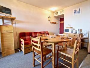A restaurant or other place to eat at Studio Chamrousse, 1 pièce, 4 personnes - FR-1-340-106