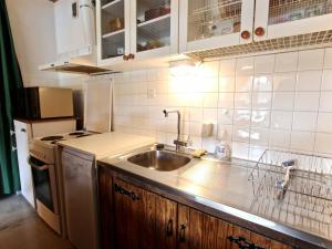 Appartement Chamrousse, 3 pièces, 6 personnes - FR-1-340-133にあるキッチンまたは簡易キッチン