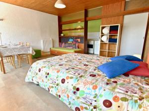 1 Schlafzimmer mit einem großen Bett und einem Esszimmer in der Unterkunft Studio Chamrousse, 1 pièce, 4 personnes - FR-1-340-132 in Chamrousse