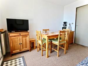 Een TV en/of entertainmentcenter bij Studio Chamrousse, 1 pièce, 4 personnes - FR-1-340-74
