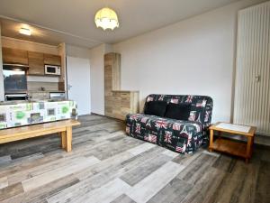 sala de estar con silla y mesa en Studio Chamrousse, 1 pièce, 5 personnes - FR-1-340-55 en Chamrousse