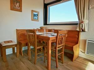 Appartement Chamrousse, 2 pièces, 4 personnes - FR-1-340-81にあるレストランまたは飲食店
