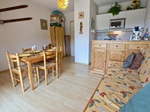 シャンルッスにあるAppartement Chamrousse, 2 pièces, 6 personnes - FR-1-340-192のリビングルーム(ダイニングルームテーブル付)、キッチン