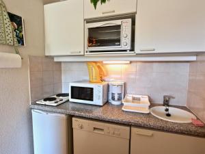 Appartement Chamrousse, 2 pièces, 6 personnes - FR-1-340-192 tesisinde mutfak veya mini mutfak