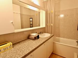 Un baño de Appartement Chamrousse, 2 pièces, 6 personnes - FR-1-340-192