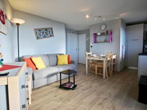 Appartement Chamrousse, 2 pièces, 6 personnes - FR-1-340-157にあるシーティングエリア