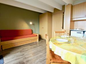 - une salle à manger avec une table et un canapé dans l'établissement Studio Chamrousse, 1 pièce, 4 personnes - FR-1-340-153, à Chamrousse