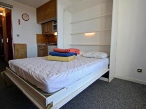 سرير أو أسرّة في غرفة في Studio Chamrousse, 1 pièce, 5 personnes - FR-1-340-65