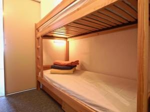 シャンルッスにあるStudio Chamrousse, 1 pièce, 5 personnes - FR-1-340-65の二段ベッドが備わる小さな客室のベッド1台分です。
