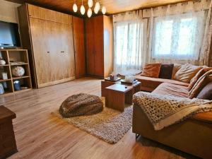 Appartement Chamrousse, 2 pièces, 6 personnes - FR-1-340-136にあるシーティングエリア