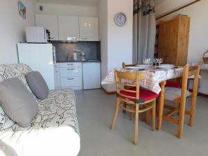 - une cuisine et une salle à manger avec une table et des chaises dans l'établissement Studio Chamrousse, 1 pièce, 4 personnes - FR-1-340-148, à Chamrousse
