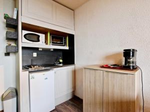 Studio Chamrousse, 1 pièce, 4 personnes - FR-1-340-154にあるキッチンまたは簡易キッチン
