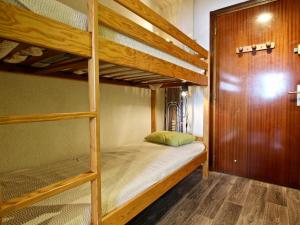 Двох'ярусне ліжко або двоярусні ліжка в номері Studio Chamrousse, 1 pièce, 4 personnes - FR-1-340-154