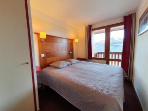 מיטה או מיטות בחדר ב-Appartement La Plagne-Tarentaise, 3 pièces, 6 personnes - FR-1-353-79