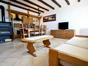ein Wohnzimmer mit einem Tisch und einem Esszimmer in der Unterkunft Appartement Chamrousse, 3 pièces, 6 personnes - FR-1-340-204 in Chamrousse