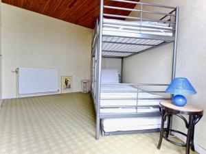 Appartement Chamrousse, 3 pièces, 5 personnes - FR-1-340-196にある二段ベッド