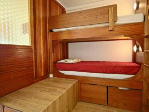 ein kleines Zimmer mit 2 Etagenbetten. in der Unterkunft Studio Chamrousse, 1 pièce, 4 personnes - FR-1-549-38 in Chamrousse