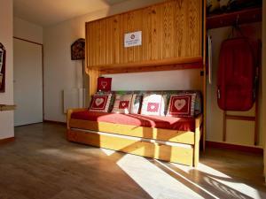 a bedroom with a bed in a room at Appartement Chamrousse, 2 pièces, 4 personnes - FR-1-340-210 in Chamrousse