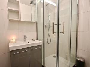 y baño con ducha y lavamanos. en Studio Chamrousse, 1 pièce, 4 personnes - FR-1-340-218, en Chamrousse