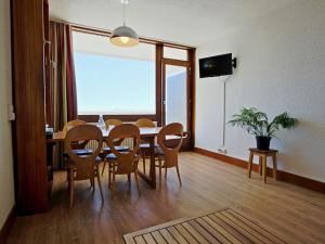 comedor con mesa, sillas y ventana en Studio Chamrousse, 1 pièce, 4 personnes - FR-1-549-33 en Chamrousse