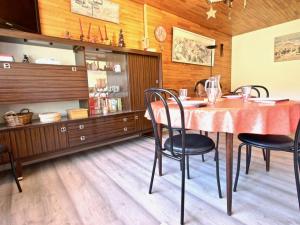 a dining room with a table and chairs at Appartement Chamrousse, 2 pièces, 6 personnes - FR-1-549-49 in Chamrousse