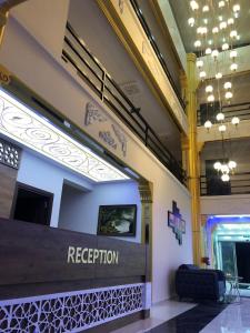 Area lobi atau resepsionis di En Kaya Hotel