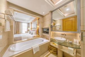 Postel nebo postele na pokoji v ubytování Sofis Jinyuan Hotel