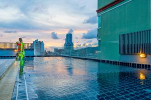 Bazén v ubytování Hallo Patong Hotel nebo v jeho okolí
