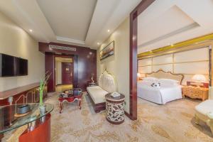 Postel nebo postele na pokoji v ubytování Sofis Jinyuan Hotel