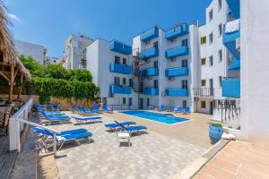 赫索尼索斯的住宿－Simple Hotel Hersonissos Blue，一座带蓝色躺椅的游泳池和一座建筑