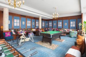 une salle de billard avec un billard au milieu dans l'établissement Tante ALMA's Mannheimer Hotel, à Mannheim