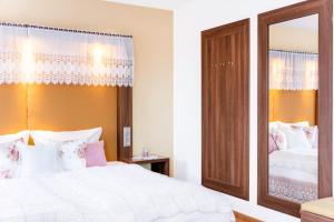 Postel nebo postele na pokoji v ubytování Tante ALMA's Mannheimer Hotel