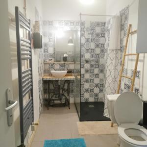 een badkamer met een toilet en een wastafel bij La Maison d'Estelle in Corvol-lʼOrgueilleux