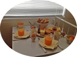 una mesa con comida para el desayuno y bebidas en ella en B&B 2 Hoog Lelystad, en Lelystad